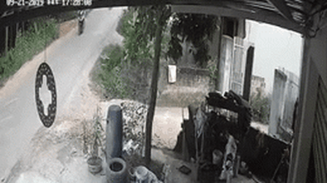 Màn lao xe như trong sân nhà của người phụ nữ khiến thanh niên suýt thành "oan gia"
