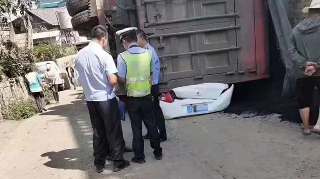 Người đàn ông sống sót thần kỳ sau 4 tiếng nằm dưới xe container 80 tấn