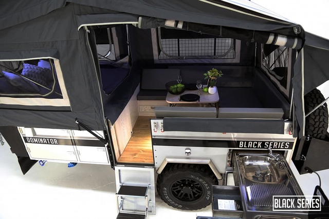 Khám phá bên trong xe camper Black Series Dominator giá 350 triệu đồng có thể biến thành ngôi nhà trong nháy mắt - Ảnh 13.