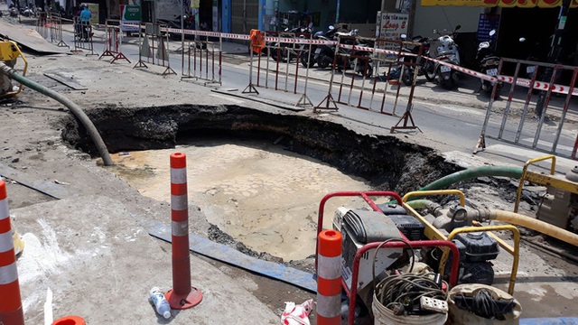 Sau tiếng nổ lớn, hố “tử thần” xuất hiện liên tiếp nuốt chửng đất đá trên đường phố Sài Gòn - Ảnh 8.