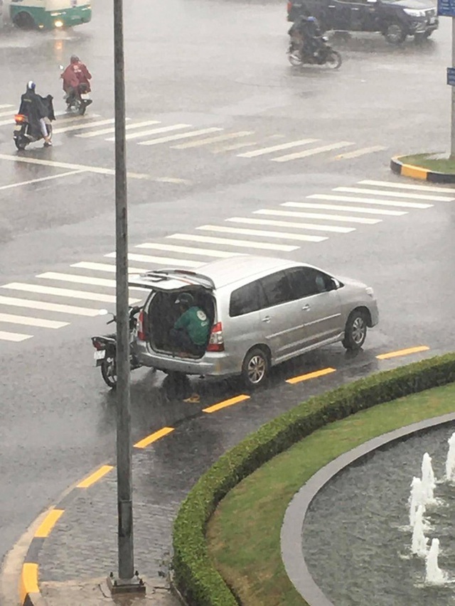 Cơn mưa bất chợt, tài xế Grab luống cuống tìm chỗ trú và hành động của chủ ô tô khiến tất cả kinh ngạc - Ảnh 1. Cơn mưa bất chợt, tài xế Grab luống cuống tìm chỗ trú và hành động của chủ ô tô khiến tất cả kinh ngạc - Ảnh 1.