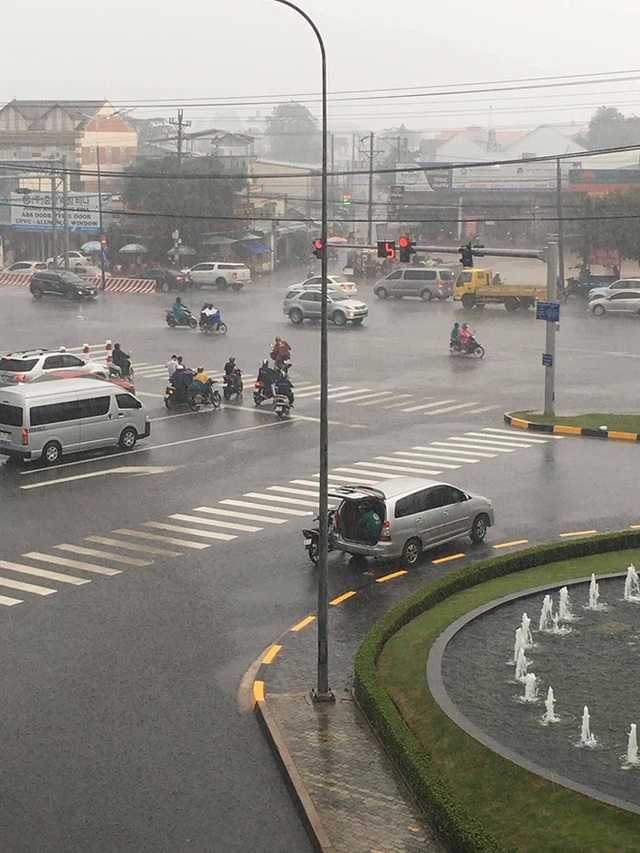 Cơn mưa bất chợt, tài xế Grab luống cuống tìm chỗ trú và hành động của chủ ô tô khiến tất cả kinh ngạc - Ảnh 2. Cơn mưa bất chợt, tài xế Grab luống cuống tìm chỗ trú và hành động của chủ ô tô khiến tất cả kinh ngạc - Ảnh 2.
