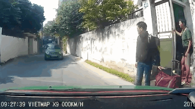 Bị lái xe cùng hãng chặn đầu, cướp khách nhanh "như chớp", cách xử trí của tài xế taxi được tất cả ủng hộ