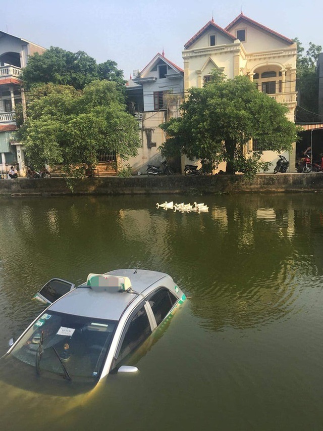 Hiện trường xe taxi chìm nghỉm giữa hồ khiến dân mạng tranh luận không ngừng về nguyên nhân - Ảnh 1.