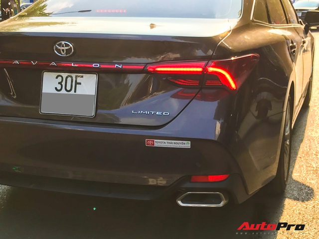 Cận cảnh hàng hiếm Toyota Avalon 2019 - Đàn anh của Toyota Camry lăn bánh Việt Nam - Ảnh 8. Cận cảnh hàng hiếm Toyota Avalon 2019 - Đàn anh của Toyota Camry lăn bánh Việt Nam - Ảnh 8.