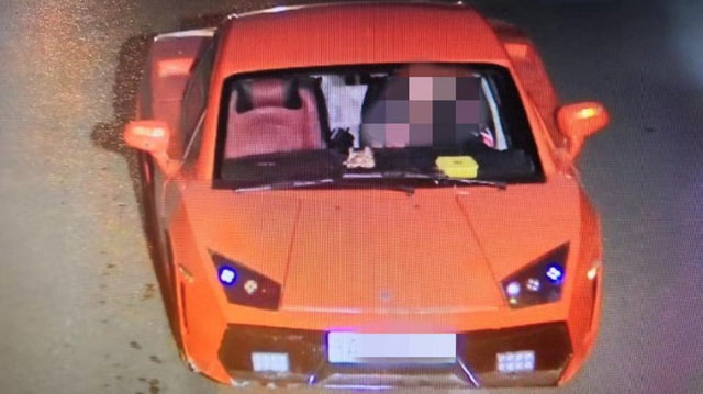 Lái Lamborghini fake chưa đến 50 triệu ra đường, người phụ nữ bị công an tạm giữ, thu xe