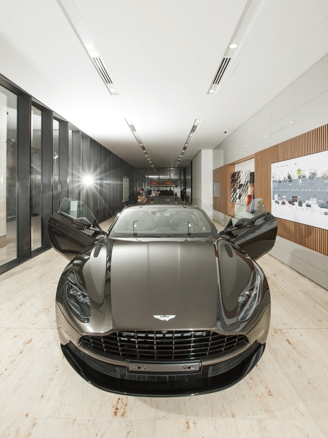 Chi tiet Aston Martin DB11 mau Kopi Bronze doc nhat Viet Nam vua ve dai ly