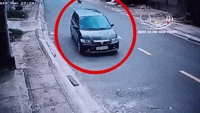 Clip: Ô tô lao vút, hất tung thanh niên bên đường lên nắp capo rồi tông loạt xe máy, biển hiệu