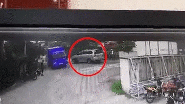 Clip: Khoảnh khắc Toyota Innova bị tàu hỏa đâm ở Phú Yên sáng nay, tài xế thoát nạn thần kỳ
