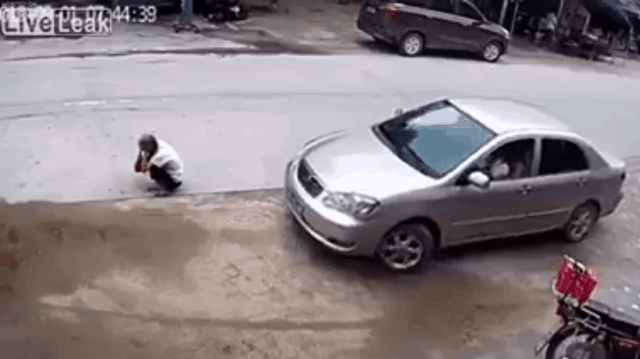 Clip: Cụ ông ngồi xổm trước mũi ô tô bất ngờ gặp "biến", xem cảnh giải cứu còn hồi hộp hơn
