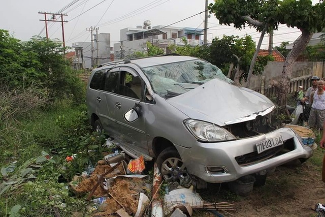 Clip: Khoảnh khắc Toyota Innova bị tàu hỏa đâm ở Phú Yên sáng nay, tài xế thoát nạn thần kỳ - Ảnh 2.
