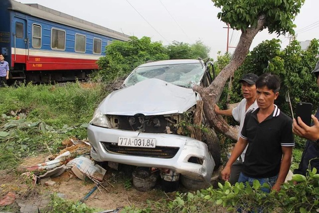 Clip: Khoảnh khắc Toyota Innova bị tàu hỏa đâm ở Phú Yên sáng nay, tài xế thoát nạn thần kỳ - Ảnh 3.