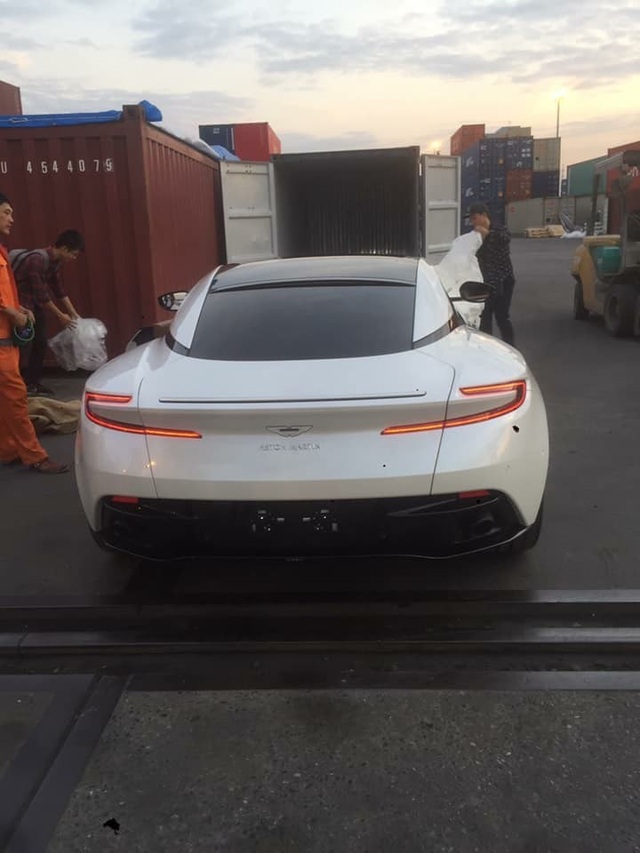 Them Aston Martin DB11 V8 ve Viet Nam Mau son khong dung hang