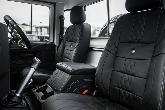 Chiếc bán tải Land Rover Defender siêu độc có giá ngang Mercedes-Benz C-Class - Ảnh 8. Chiếc bán tải Land Rover Defender siêu độc có giá ngang Mercedes-Benz C-Class - Ảnh 8.