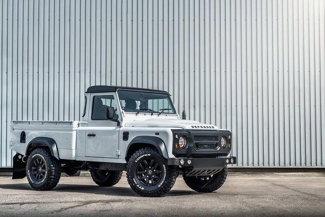 Chiếc bán tải Land Rover Defender siêu độc có giá ngang Mercedes-Benz C-Class - Ảnh 2.