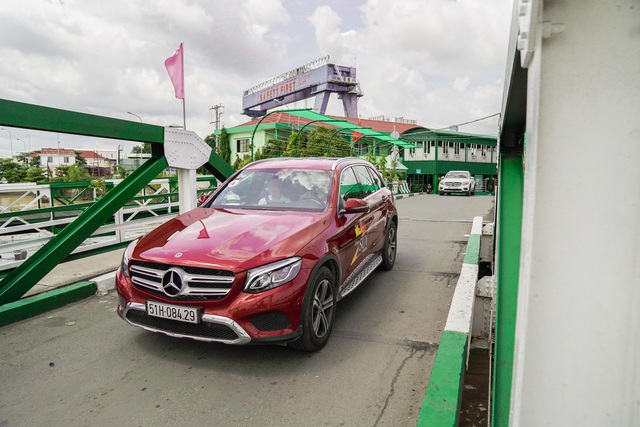 Hanh trinh Mercedes-Benz SUVenture 2019 Kham pha ve dep Sai Gon bang SUV