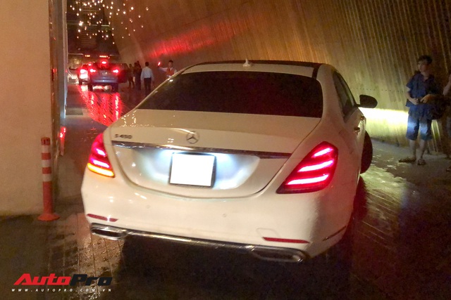Xem dàn xe trăm tỷ nhà Minh Nhựa vượt mưa lớn vào lễ cưới xa hoa của con gái đầu - Ảnh 12. Xem dàn xe trăm tỷ nhà Minh Nhựa vượt mưa lớn vào lễ cưới xa hoa của con gái đầu - Ảnh 12.
