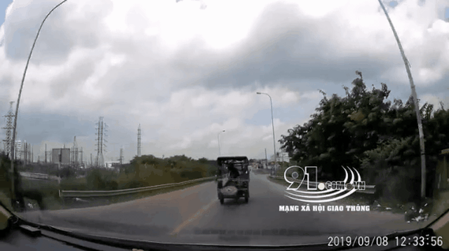 Clip: Đang phóng vù vù trên đường, xe con bất ngờ bị "chiếc lốp bay" đập vỡ kính