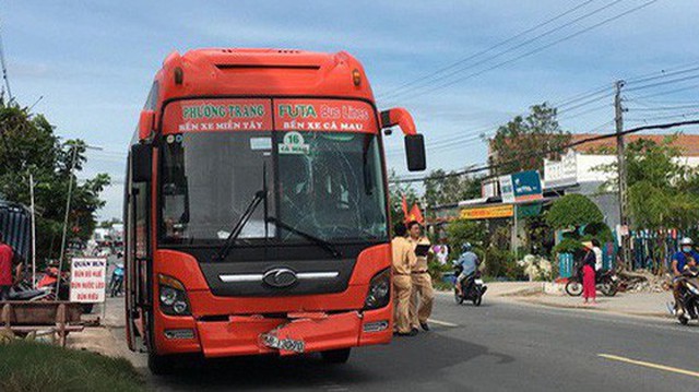 Hành khách "thót tim" sau cú tông liên hoàn giữa xe Phương Trang với hai ô tô khác