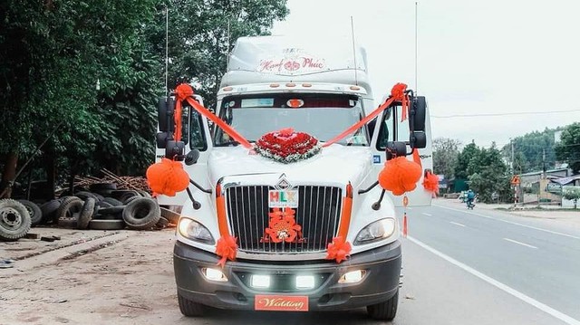 Độc đáo màn rước dâu bằng... xe container