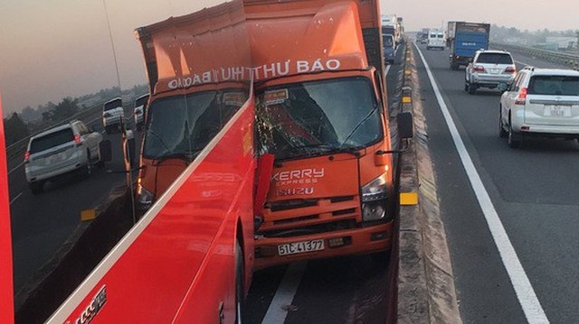 2 tai nạn liên tiếp trên cao tốc TP. HCM - Trung Lương, hàng chục em nhỏ hoảng loạn kêu cứu