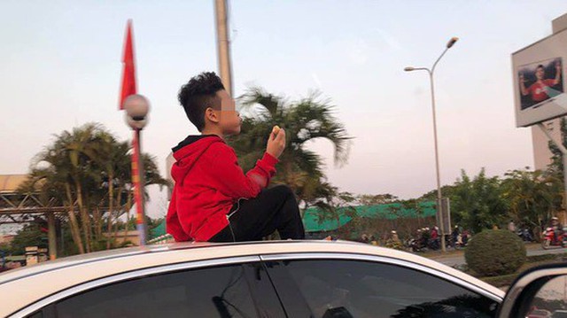 Đứa bé ngồi vắt vẻo trên nóc ô tô khiến nhiều ông bố bà mẹ sợ hãi, chỉ trích