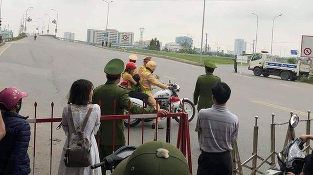 CSGT dùng mô tô đặc chủng đưa cháu bé đi cấp cứu khi đường bị cấm phục vụ đoàn xe chở Chủ tịch Triều Tiên