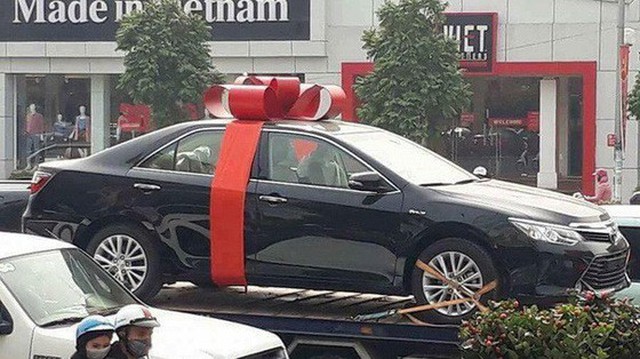 Bức ảnh "chồng chơi lớn tặng vợ xe Camry bạc tỷ làm quà 8/3" và sự thật khiến tất cả trầm trồ