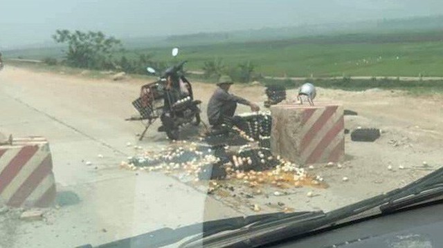 Người đàn ông rơi nước mắt giữa đống trứng nát bét trên đường và ý thức xấu xí của nhóm thanh niên