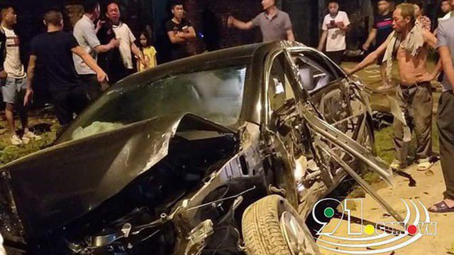 Hình ảnh xe Camry nát bét trên đường, nguyên nhân gây xôn xao