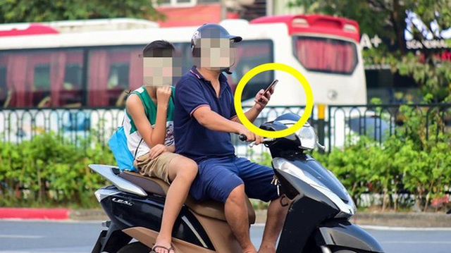 Ngồi trà đá 15 phút, người đàn ông chụp hàng loạt bức ảnh, nội dung khiến tất cả giật mình