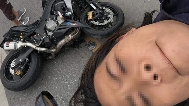 Bị tai nạn, người phụ nữ vẫn nằm nguyên trên nóc ô tô selfie với hiện trường