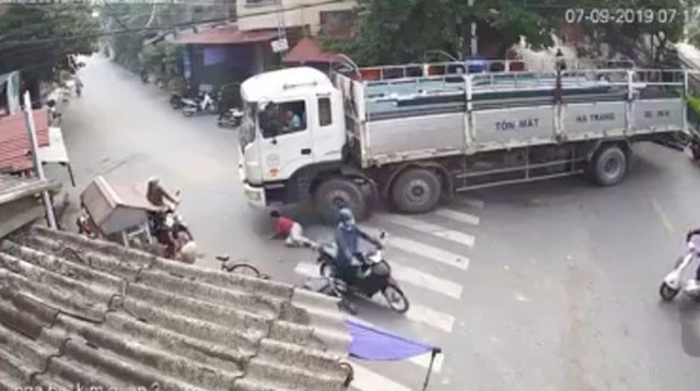 Đang đánh lái rẽ phải, tài xế "bủn rủn cả người" khi phát hiện điều bất thường dưới bánh xe