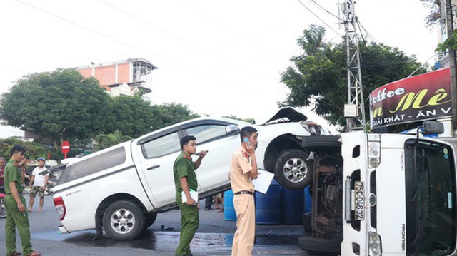 Xe bán tải đâm lật xe tải như phim hành động