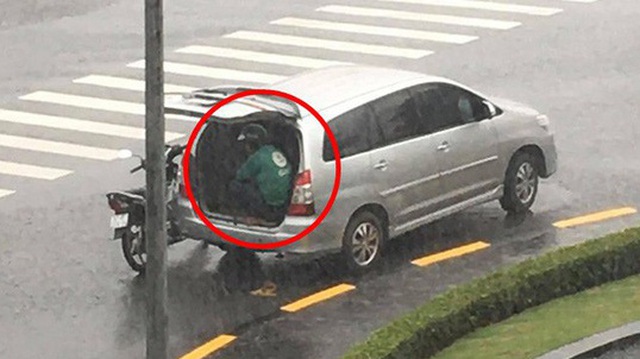 Cơn mưa bất chợt, tài xế Grab luống cuống tìm chỗ trú và hành động của chủ ô tô khiến tất cả kinh ngạc