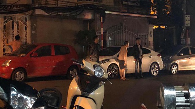 Thanh niên đi uống bia đỗ xe trước cửa, nữ chủ nhà có pha xử lý đẳng cấp đầy bất ngờ