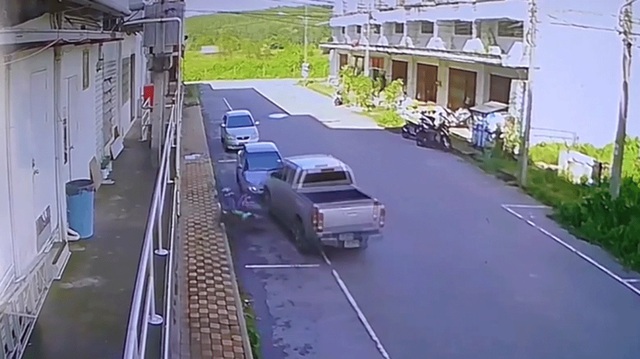 Không quan sát, xe bán tải gây họa cho 4 xe rồi bỏ chạy