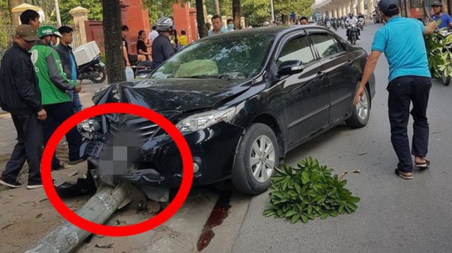 Ô tô đâm đổ cột đèn nát đầu, điều may mắn chính là pha thoát nạn của tài xế xe ôm công nghệ