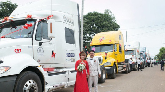Chú rể Đồng Nai mang 6 container đi đón dâu khiến nhà gái bất ngờ