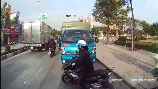 Chạy ngược chiều, quyết không lùi xe nhường đường, tài xế xe tải phải nhận cái kết ê chề