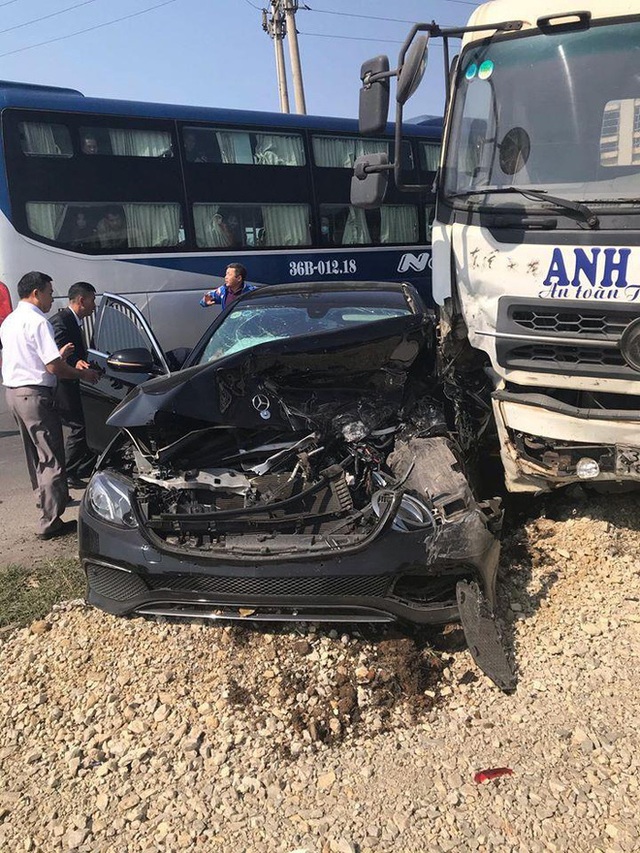 Clip: Xe tải lấn làn đâm Mercedes nát bét, cô dâu chú rể thoát khỏi cửa tử đầy may mắn - Ảnh 2. Clip: Xe tải lấn làn đâm Mercedes nát bét, cô dâu chú rể thoát khỏi cửa tử đầy may mắn - Ảnh 2.