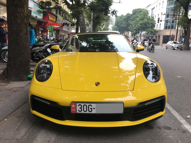 Porsche 911 Carrera S Cabriolet đầu tiên tại Việt Nam chính thức có biển số - Ảnh 3.