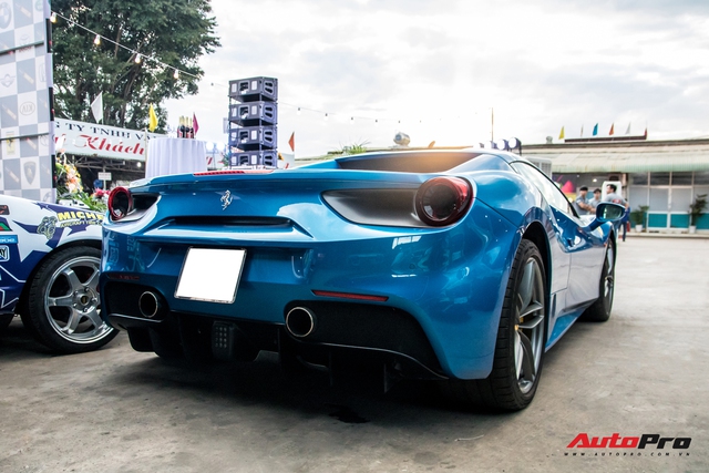 Can canh Ferrari 488 Spider mau xanh duong doc nhat Viet Nam cua dai gia Binh Phuoc