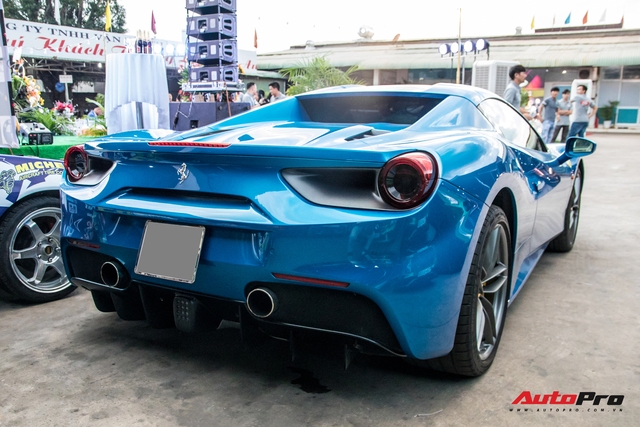 Cận cảnh Ferrari 488 Spider màu xanh dương độc nhất Việt Nam của đại gia Bình Phước - Ảnh 4.