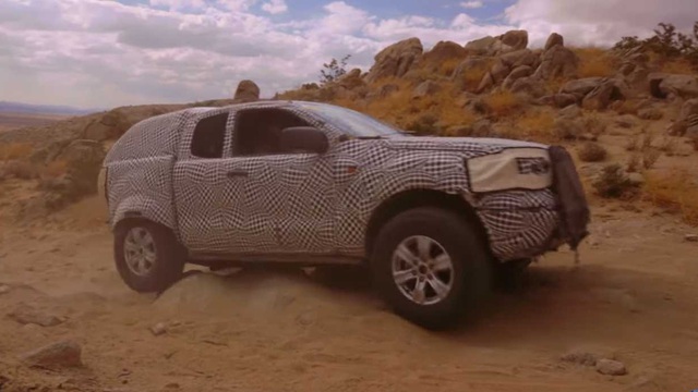 Ford Bronco nửa SUV, nửa bán tải khoe khả năng off-road trong video chính thức đầu tiên