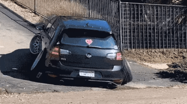 Volkswagen Golf độ hạ gầm thấp khó tin tới nực cười