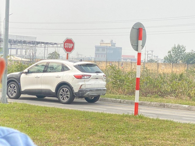 Bắt gặp Ford Escape 2020 chạy thử trong khuôn viên nhà máy Hải Dương - Ngày mở bán không còn xa - Ảnh 2. Bắt gặp Ford Escape 2020 chạy thử trong khuôn viên nhà máy Hải Dương - Ngày mở bán không còn xa - Ảnh 2.