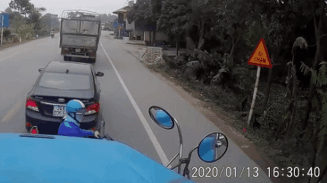 CLIP: Cắt ngang đầu xe container, nữ "ninja" không ngờ cú lao nguy hiểm đến từ hướng khác