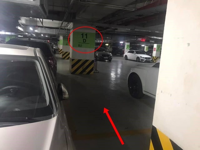Chủ xe Range Rover ở Hà Nội bị ném đá vì dán giấy không đỗ xe bên cạnh - Ảnh 2.