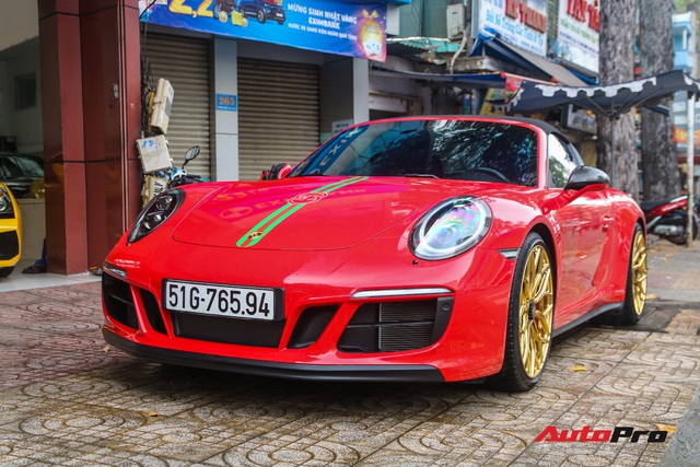 Cận cảnh lớp áo Gucci cực lạ trên Porsche 911 Targa 4 GTS độc nhất Việt Nam - Ảnh 1.
